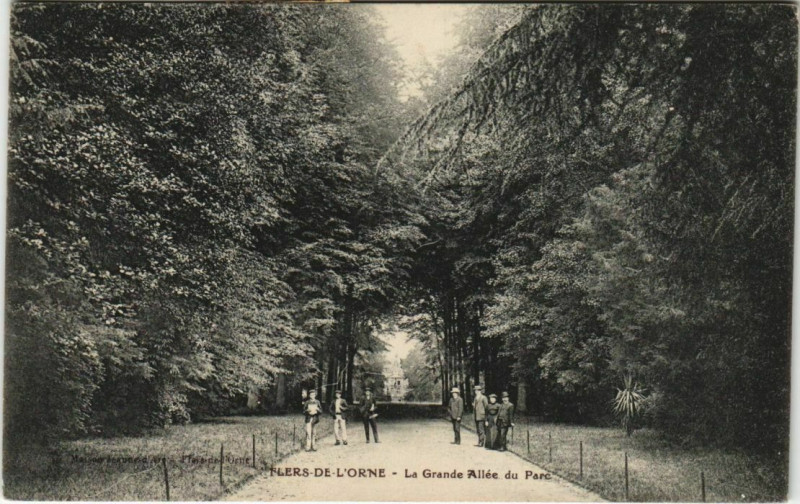 Carte postale ancienne Flers La Grande Allee du Parc France à Flers