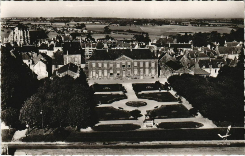 Carte postale ancienne Mortagne La Mairie et le Jardin Public France à Ri
