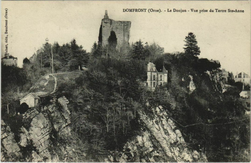 Carte postale ancienne Domfront Le Donjon, Vue prise du Tertre Sainte-Anne France à Ri