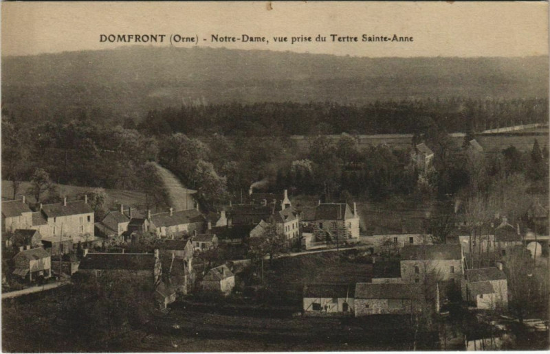 Carte postale ancienne Domfront Notre-Dame, vue prise du Tertre Sainte-Anne France à Ri