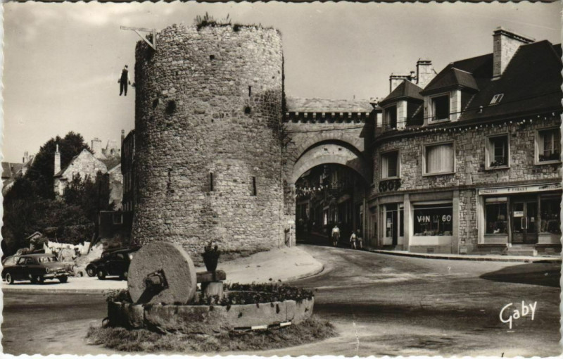 Carte postale ancienne Domfront Porte d'Alencon et Tour du Pendu France