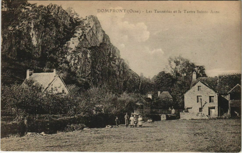 Carte postale ancienne Domfront Les Tanneries et le Tertre Sainte-Anne France à Ri