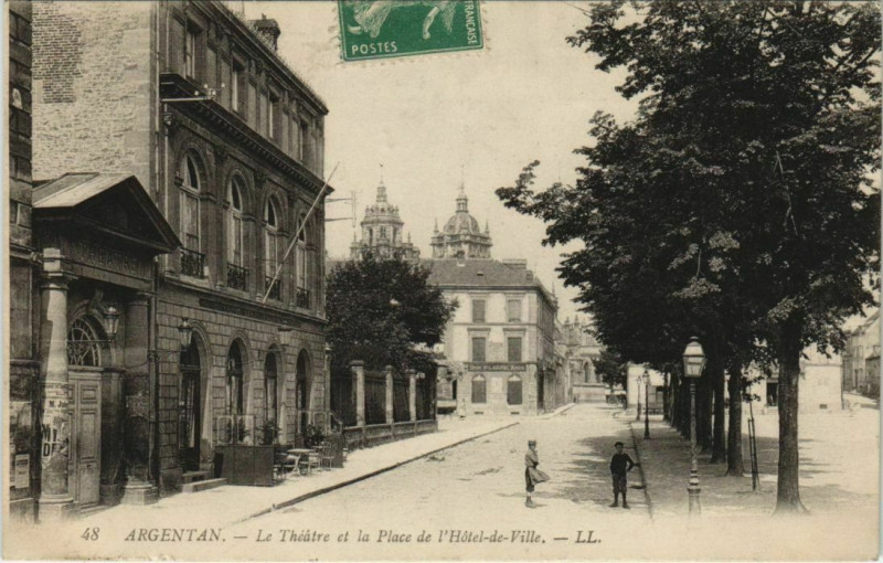 Carte postale ancienne Argentan Le Theatre et la Place de l'Hotel de Ville France à Argentan