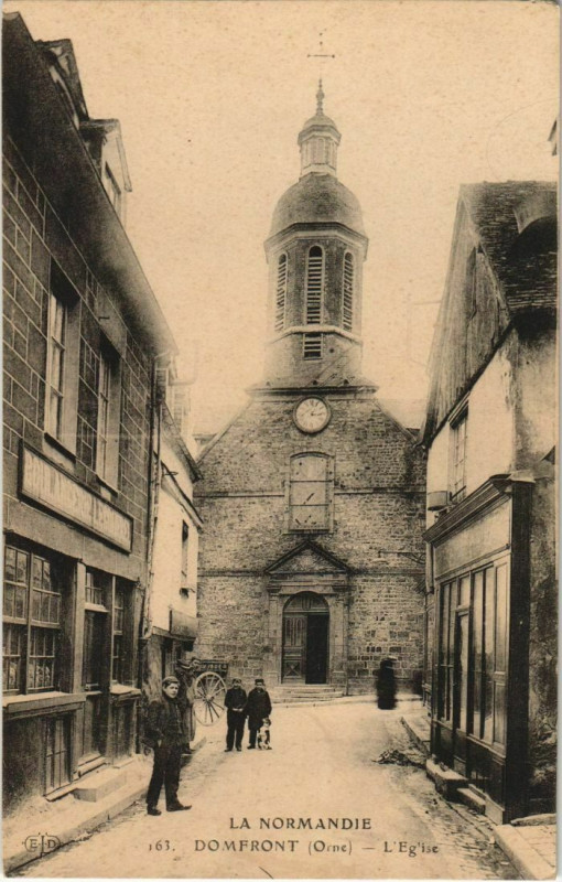 Carte postale ancienne L'Eglise à Domfront en Poiraie