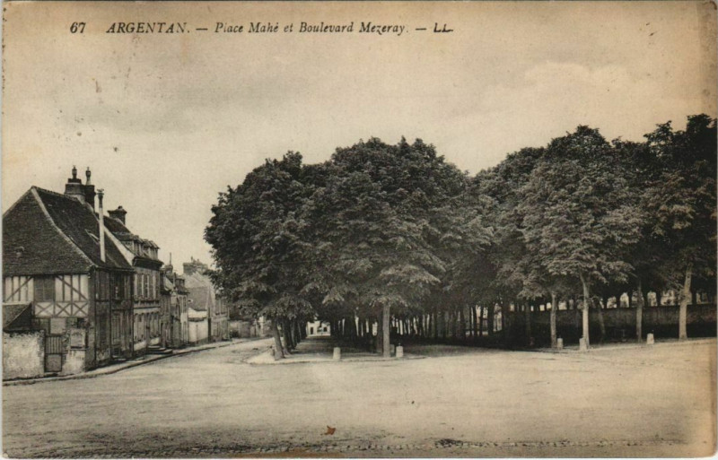 Carte postale ancienne Argentan Place Mahe et Boulevard Mezeray France à Argentan