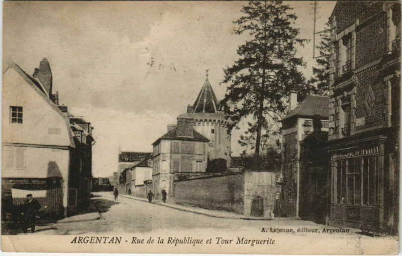 Carte postale ancienne Argentan Rue de la Republique et Tour Marguerite France à Argentan