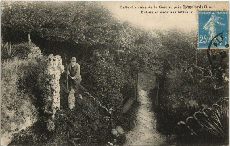 Carte postale ancienne Remalard - Entrée et escaliers latéraux