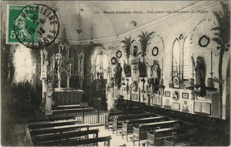 Carte postale ancienne Menil-Gondouin - Une autre vue intérieure de l'Eglise à Ménil-Gondouin