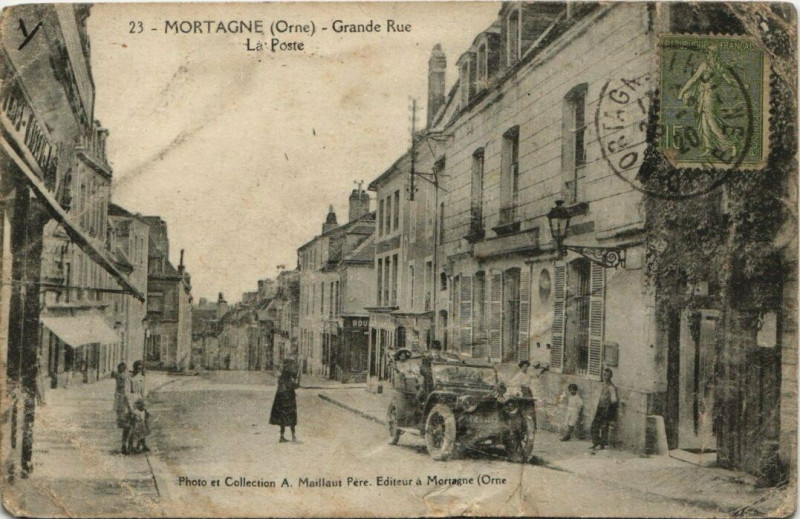 Carte postale ancienne Mortagne - Grande Rue-La Poste