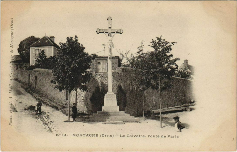 Carte postale ancienne Mortagne - Le Calvaire route de Paris à Ri