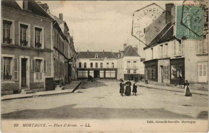 Carte postale ancienne Mortagne - Place d'Armes