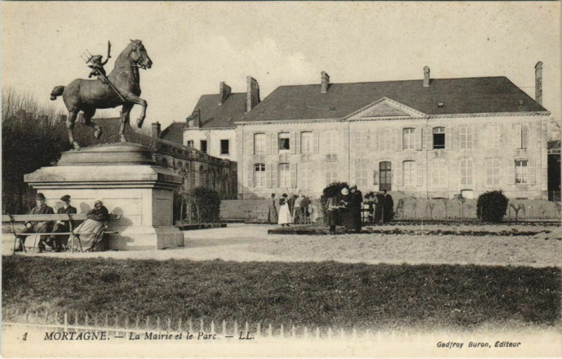 Carte postale ancienne Mortagne - La Mairie et le Parc à Ri