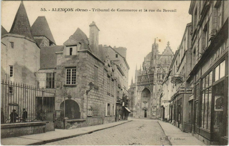 Carte postale ancienne Alencon - Tribune de Commerce et la Rue du Bercail à Alençon