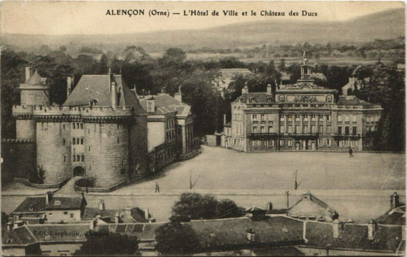 Carte postale ancienne Alencon - L'Hotel de Ville et le Chateau des Ducs à Alençon