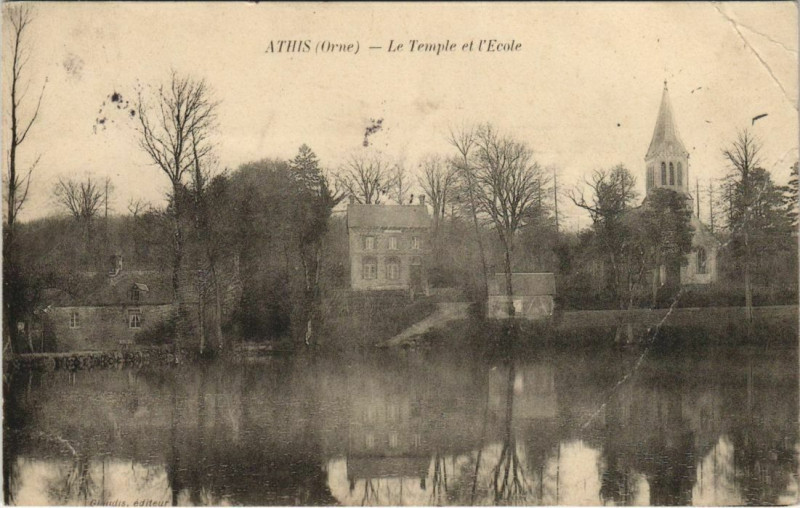 Carte postale ancienne Athis - Le Temple et l'Ecole