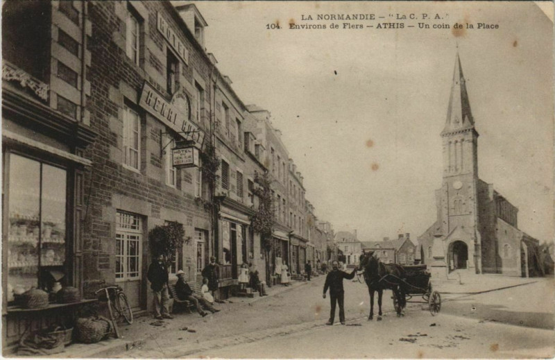 Carte postale ancienne Athis - Un coin de la Place