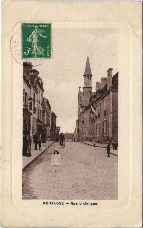 Carte postale ancienne Mortagne - Rue d'Alencon
