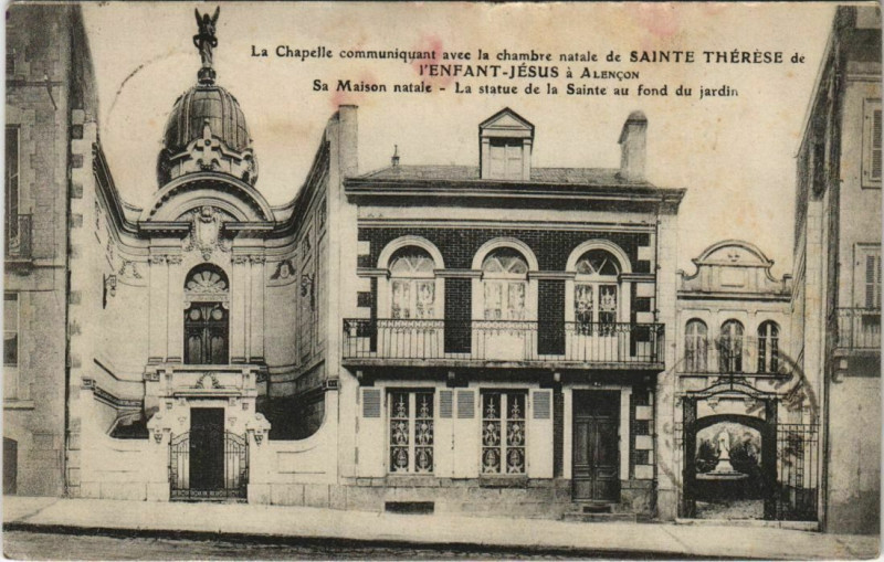 Carte postale ancienne Alencon - Maison natale-La statue de la Sainte au fond du jardin à Alençon
