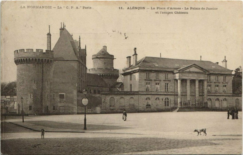 Carte postale ancienne Alencon - La Place d'Armes-Le Palais de Justice t l'ancien Chateau à Alençon