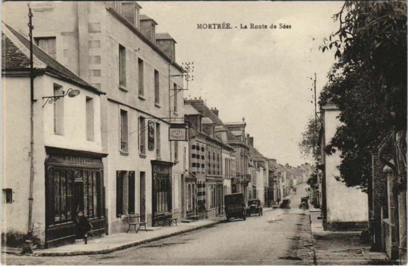 Carte postale ancienne Mortrée-La Route de Sées à Sées
