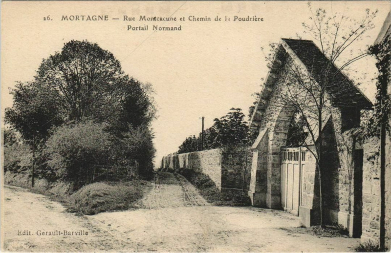 Carte postale ancienne Mortagne - Rue Montcacune Chemin de la Poudriere-Portail Normand à Ri