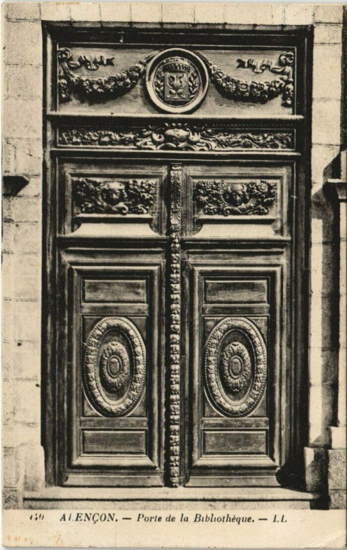 Carte postale ancienne Alencon - Porte de la Bibliothéque à Alençon