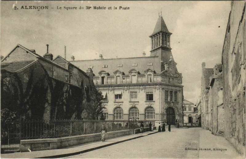 Carte postale ancienne Alencon-Le Square du 39e Mobile et la Poste à Alençon