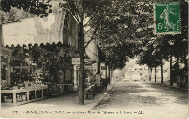 Carte postale ancienne Bagnoles-de-l'Orne-Le Grand Bazar Avenue de la Gare
