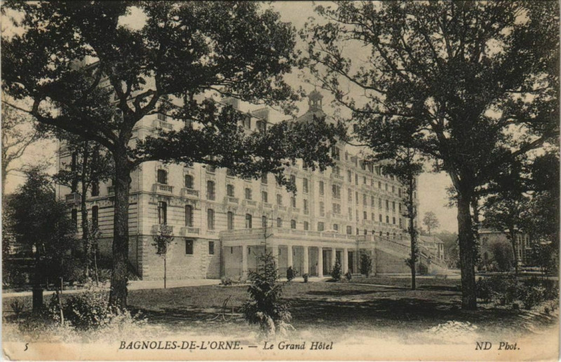 Carte postale ancienne Bagnoles-de-l'Orne-Le Grand Hótel