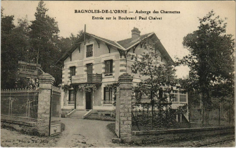 Carte postale ancienne Bagnoles-de-l'Orne-Auberge des Charmettes-Entrée sur le Boulevard à Aube