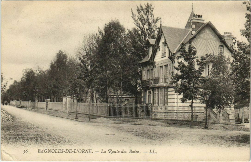 Carte postale ancienne Bagnoles-de-l'Orne-La Route des Bains