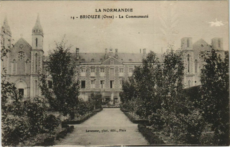 Carte postale ancienne Briouze-La Communauté à Briouze