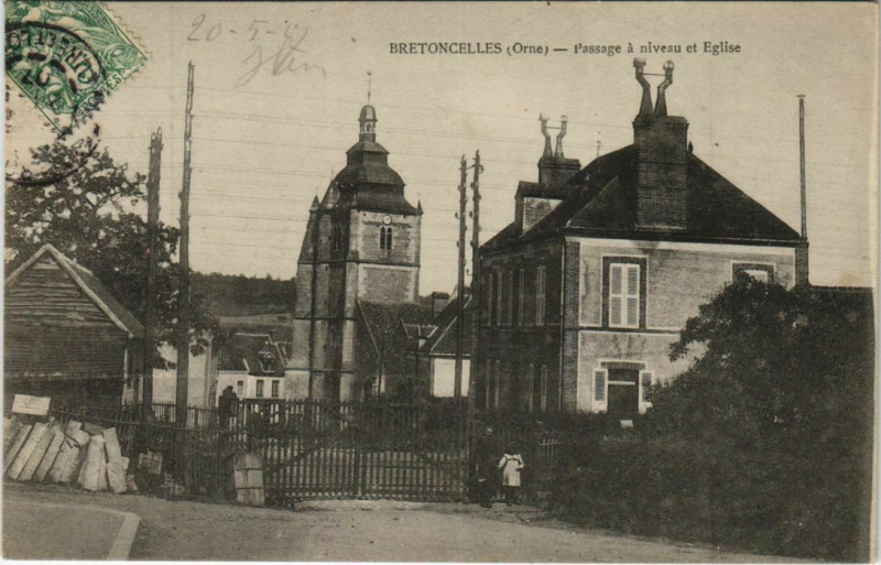 Carte postale ancienne Bretoncelles-Passage á niveau et Eglise à Bretoncelles