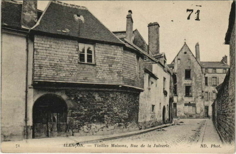 Carte postale ancienne Alencon-Vieille Maisons-Rue de la Juiverie à Alençon
