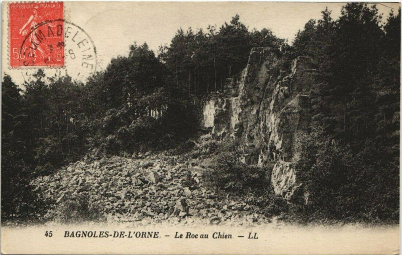 Carte postale ancienne Bagnoles-de-l'Orne-Le Roc au Chien