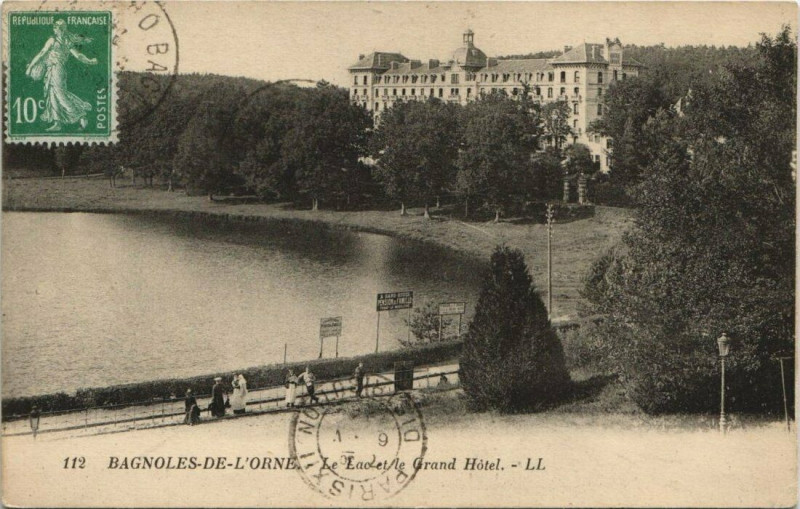 Carte postale ancienne Bagnoles-de-l'Orne-Le Lac et le Grand Hótel