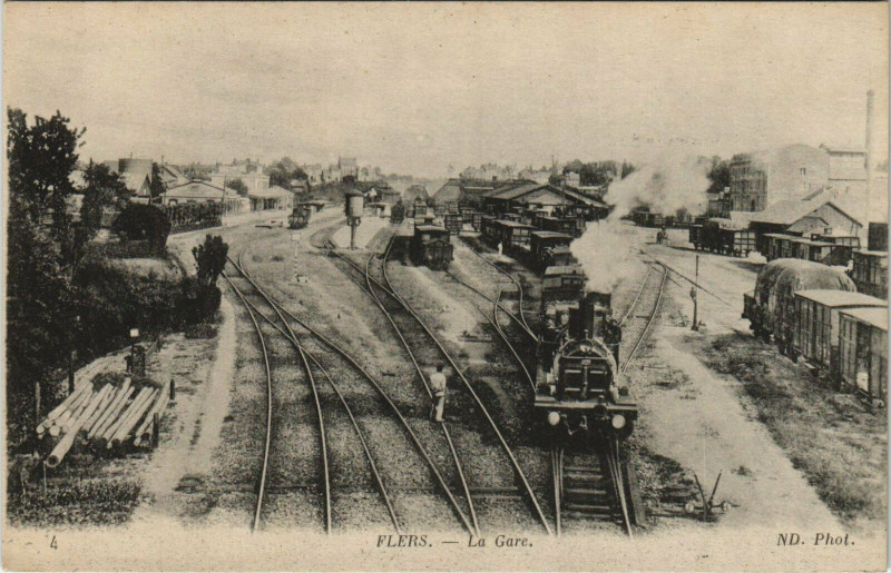 Carte postale ancienne Flers La Gare train locomotive à Flers