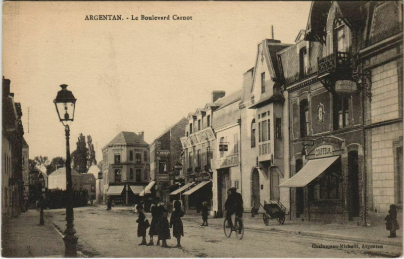 Carte postale ancienne Argentan-Le Boulevard Carnot à Argentan