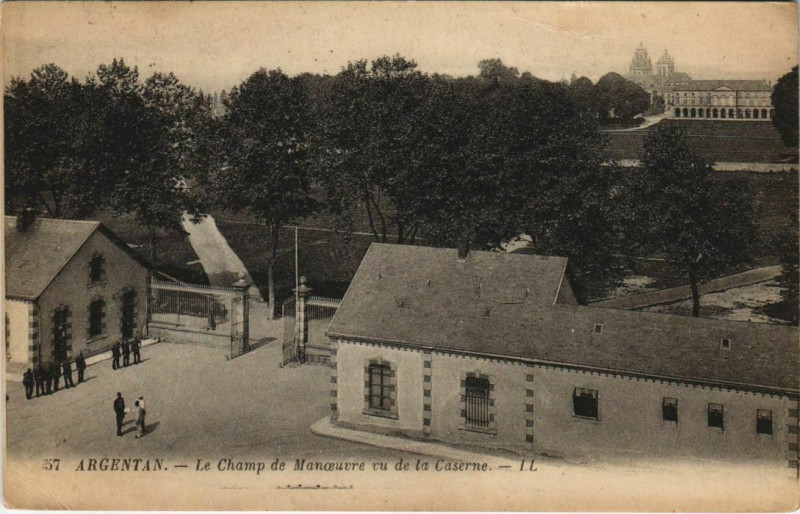 Carte postale ancienne Argentan-Le Champ de Manoeuvre vu de la Caserne à Argentan