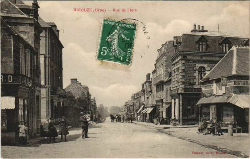 Carte postale ancienne Briouze-Rue de Flers à Flers