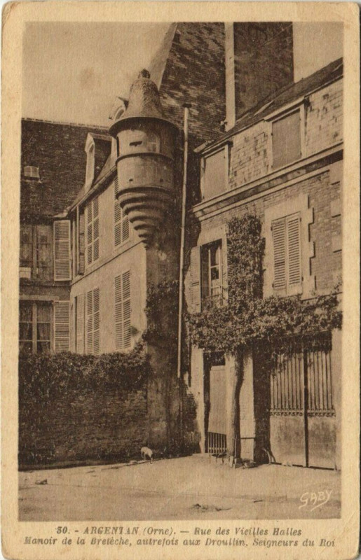 Carte postale ancienne Argentan-Rue des Vieilles Halles-Manoir de la Bretéche à Argentan