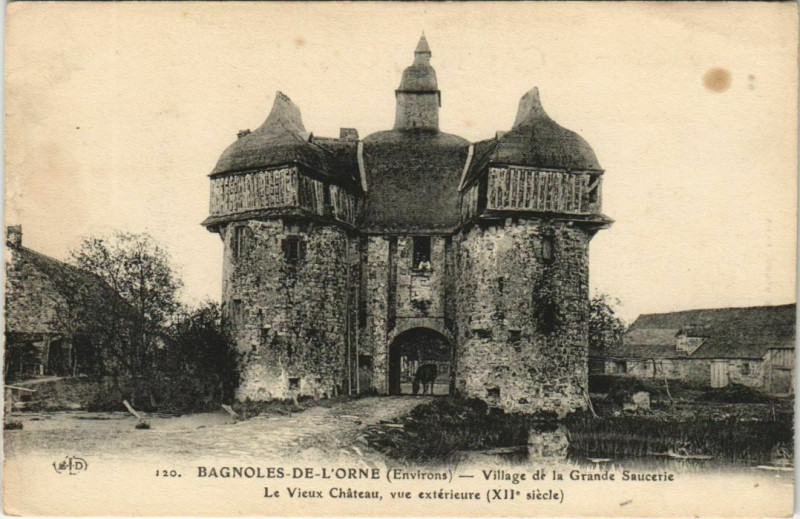 Carte postale ancienne Bagnoles-de-l'Orne-Village de la Grande Saucerie-Le Vieux Cháteau à Ri