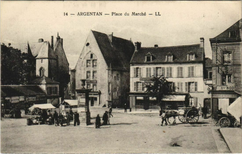 Carte postale ancienne Argentan-Place du Marché à Argentan