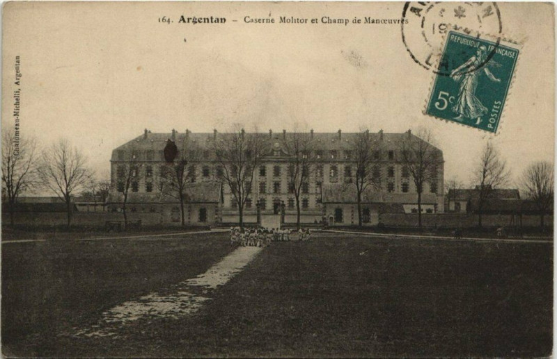 Carte postale ancienne Argentan-Caserne Molitor et Champ de Manoeuvres à Argentan
