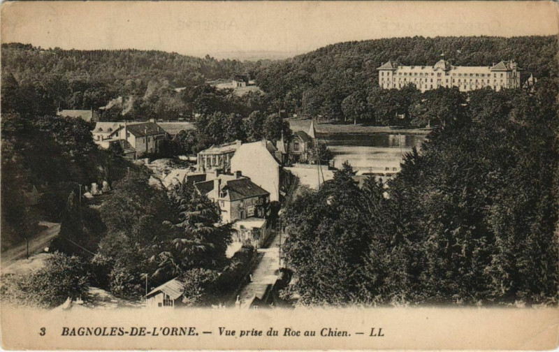 Carte postale ancienne Bagnoles-de-l'Orne-Vue prise du Roc au Chien à Ri