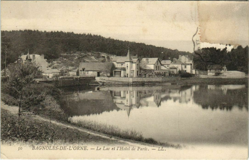 Carte postale ancienne Bagnoles-de-l'Orne-Le Lac et l'Hótel de Paris à Ri