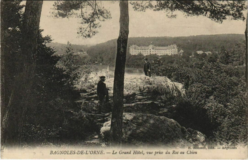Carte postale ancienne Bagnoles-de-l'Orne-Le Grand Hótel vue prise du Roc au Chien à Ri