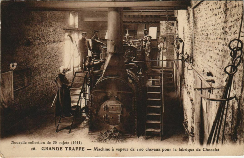 Carte postale ancienne La Grande-Trappe Machine a vapeur pour Fabrique de Chocolat à Ri