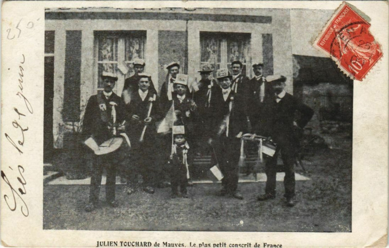 Carte postale ancienne Julien Touchard de Mauves Le plus petit conscrit de France à Ri