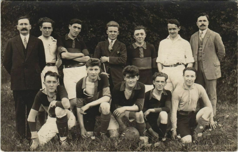 Carte postale ancienne Alencon - Joueurs du foot, carte photo à Alençon